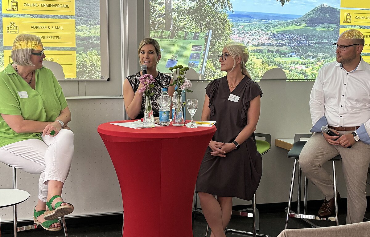 Teilnehmende der Podiumsdiskussion