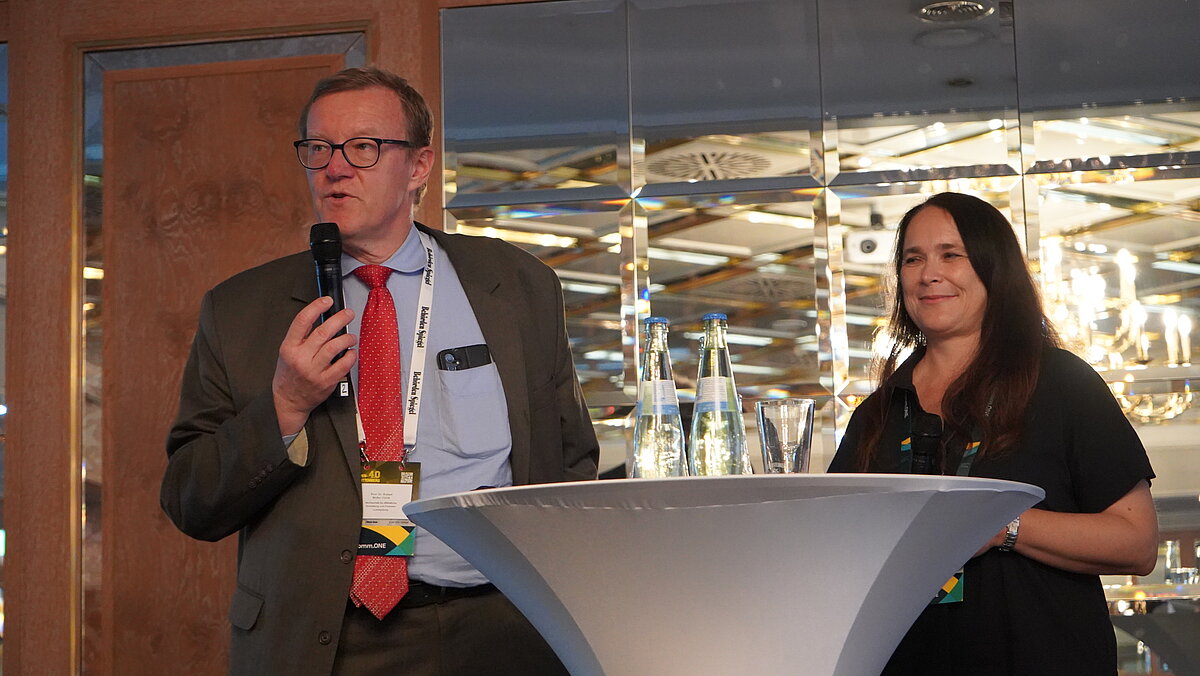 Prof. Dr. Antje Dietrich und Prof. Dr. Müller-Török Prof. Dr. Antje Dietrich und Prof. Dr. Müller-Török auf der Bühne beim Kongress BW 4.0