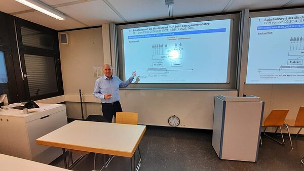 Prof. Dr. Lahme präsentiert Details zur steuerlichen Unternehmensbewertung vor Fachprüfern der Finanzverwaltung Baden-Württemberg.
