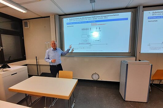 Prof. Dr. Lahme präsentiert Details zur steuerlichen Unternehmensbewertung vor Fachprüfern der Finanzverwaltung Baden-Württemberg.