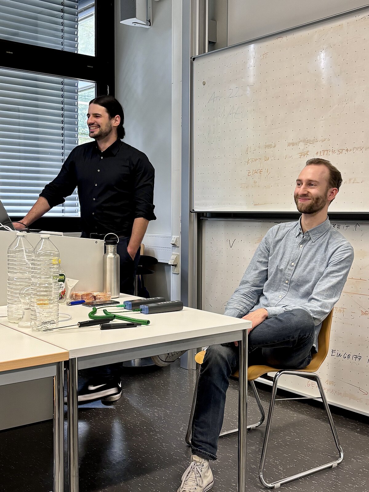 Julius Scholl und Teo Rösslein informieren sich über die Klimaschutz-Motivation der HVF-Studierenden.