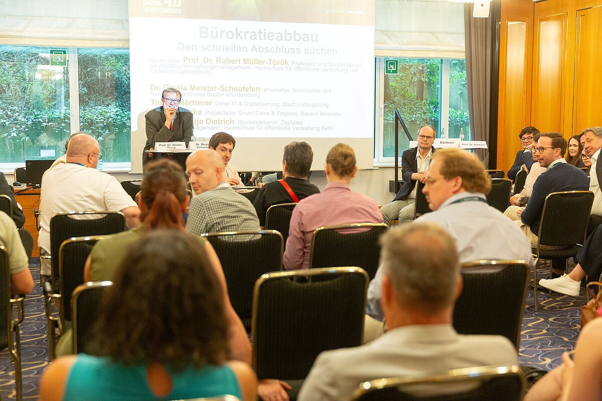 Fachforum Bürokratieabbau Prof. Dr. Müller-Török moderiert das Fachforum zum Thema Bürokratieabbau