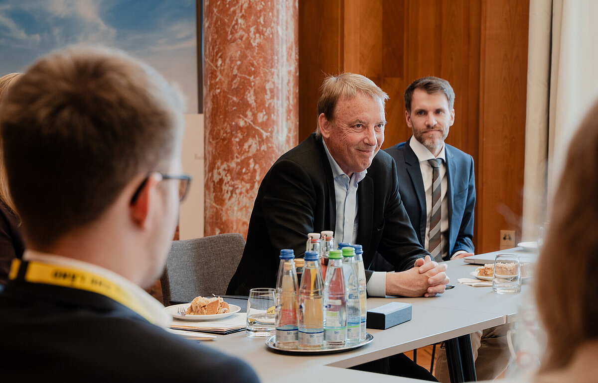Staatsminister Jörg Kraus beim Empfang der Besten im Staatsministerium