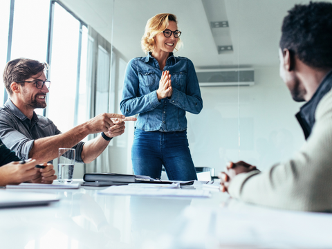 Team aus Verwaltung und IT arbeitet gemeinsam an einer Digitalstrategie – Sinnbild für Kulturwandel und moderne Zusammenarbeit.