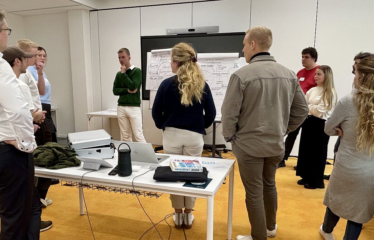 Studierende in einem Workshop arbeiten an einem Whiteboard zur "Vision öffentlicher Dienst" bei der DVM-Fachtagung.