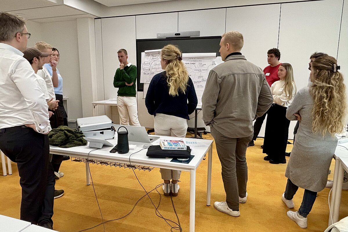 Studierende in einem Workshop arbeiten an einem Whiteboard zur "Vision öffentlicher Dienst" bei der DVM-Fachtagung.