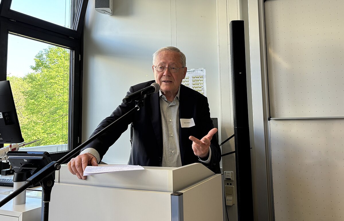Ulrich Müller steht an einem Rednerpult und spricht vor Publikum über sein Buch "Kompass politische Kultur".