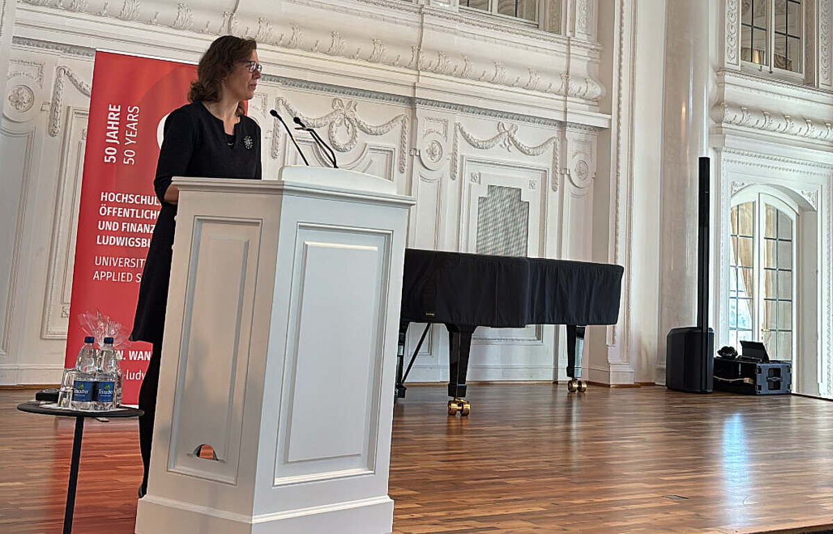 Rektorin Dr. Iris Rauskala bei der Bachelorfeier des Studiengangs Steuerverwaltung im Weißen Saal des Neuen Schlosses Stuttgart.