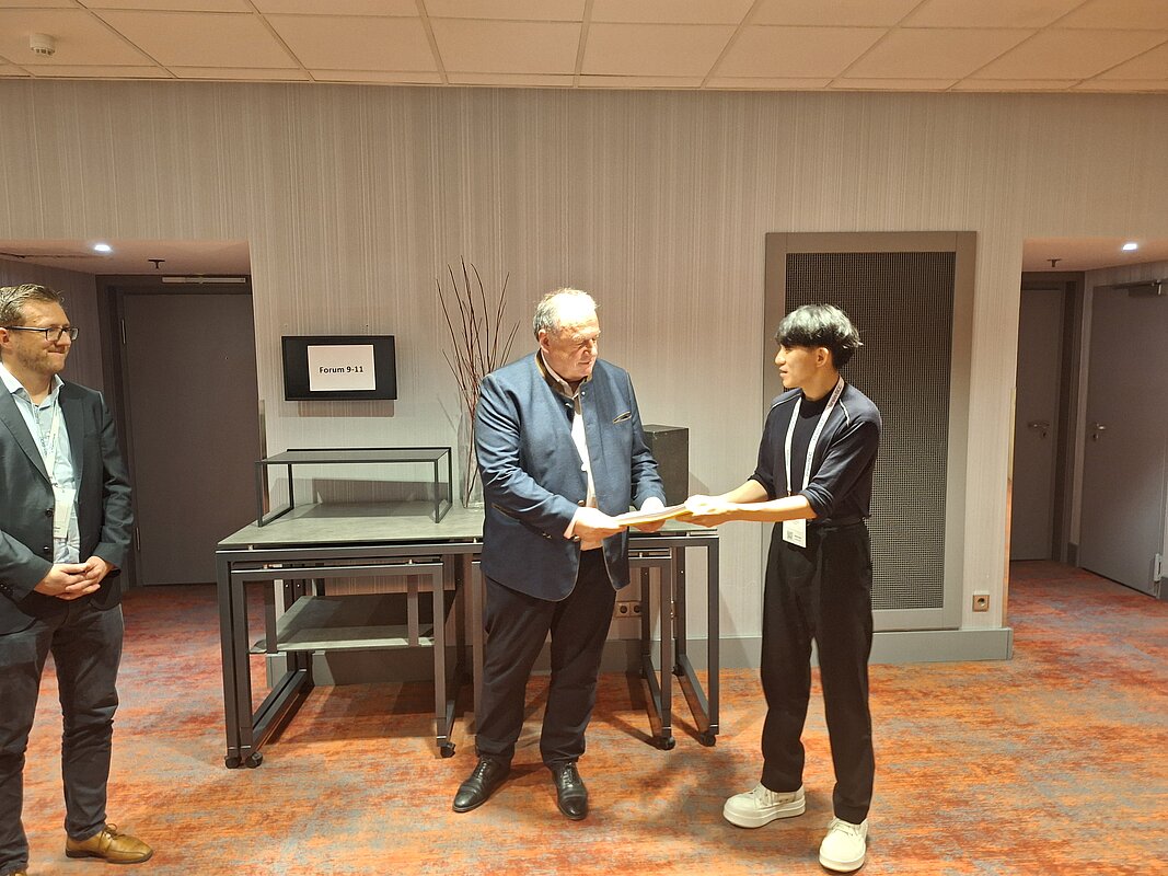 Young-Sue Shin übergibt die Arbeit zum Bürokratieabbau an MdL Walter Nussel (Bayerische Staatsregierung) beim Zukunftskongress Bayern.