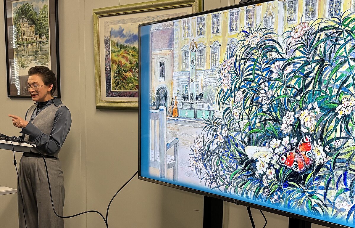 Foto von Dr. Julia Matveyeva mit einem ihrer Bilder