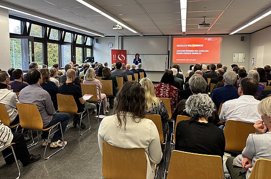 Rektorin Dr. Iris Rauskala eröffnet die feierliche Amtseinführung von Kanzler Markus Dammler vor vollem Hörsaal an der HVF.