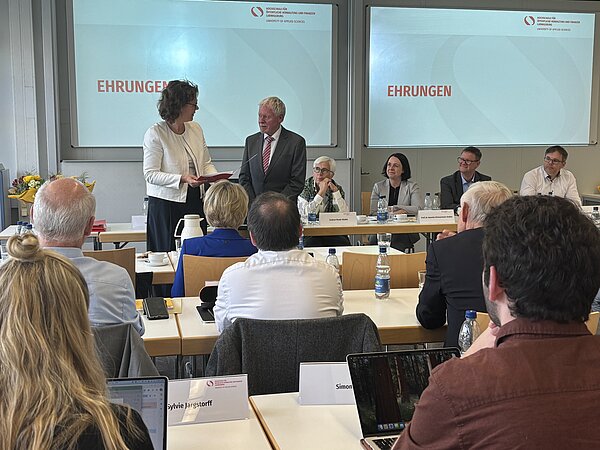 Ehrung Prof. Dr. Helmut Hopp Dr. Iris Rauskala überreicht Prof. Dr. Helmut Hopp eine Urkunde bei seiner Ehrung.