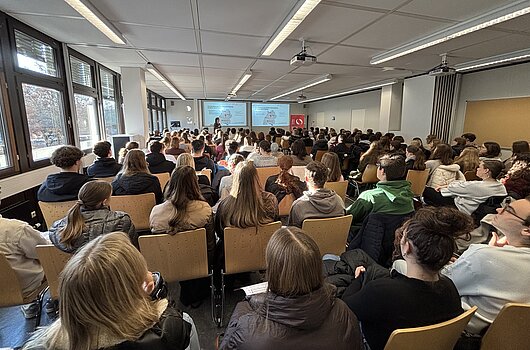 Eröffnungsveranstaltung des Studieninfotags der HVF Ludwigsburg im vollen  Hörsaal.