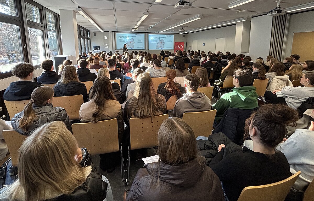 Eröffnungsveranstaltung des Studieninfotags der HVF Ludwigsburg im vollen  Hörsaal.