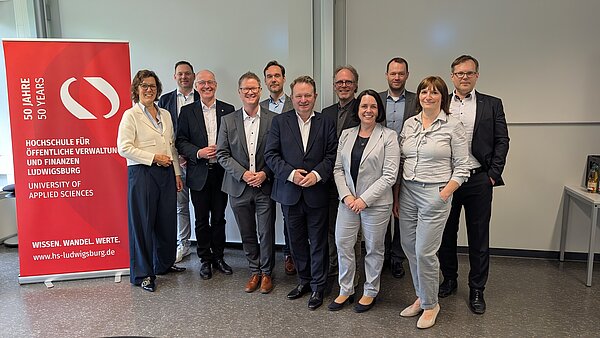 Delegationsbesuch Universität für Weiterbildung Krems Gruppenfoto des Rektorats und von Professoren der Hochschule für Verwaltung und Finanzen Ludwigsburg (HVF) mit Gästen der Universität für Weiterbildung Krems anlässlich eines Delegationsbesuchs.