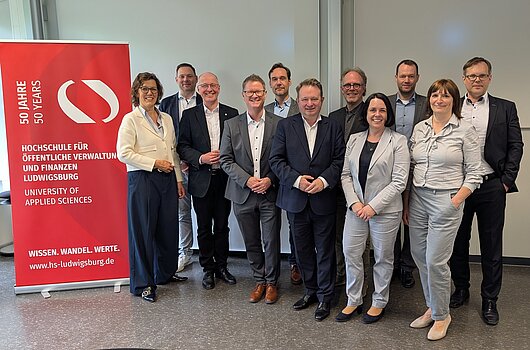 Gruppenfoto des Rektorats und von Professoren der Hochschule für Verwaltung und Finanzen Ludwigsburg (HVF) mit Gästen der Universität für Weiterbildung Krems anlässlich eines Delegationsbesuchs.