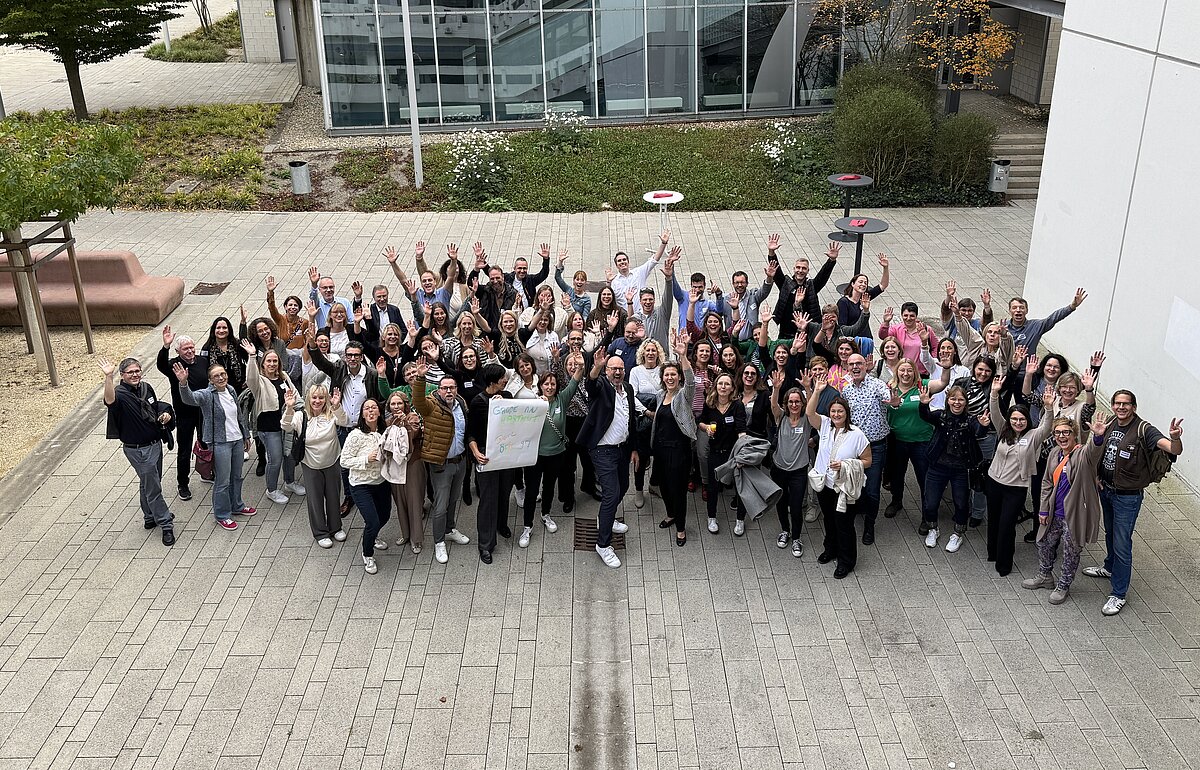 Gruppenfoto des Abschlussjahrgang 2000 der HVF Ludwigsburg an seinem 25-jährigen Jubiläum