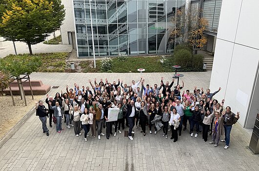Gruppenfoto des Abschlussjahrgang 2000 der HVF Ludwigsburg an seinem 25-jährigen Jubiläum