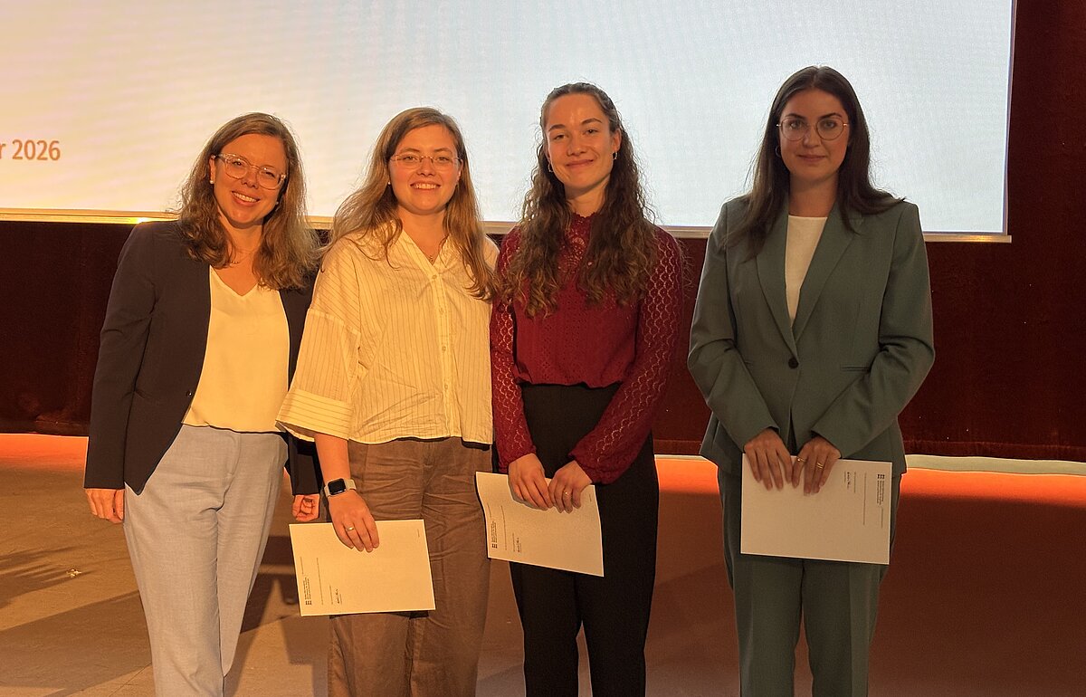 Leonie Dirks mit den Preisträgerinnen