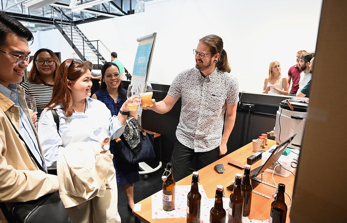 Ein Studierender präsentiert der philippinischen Delegation seine Bierbrauanlage