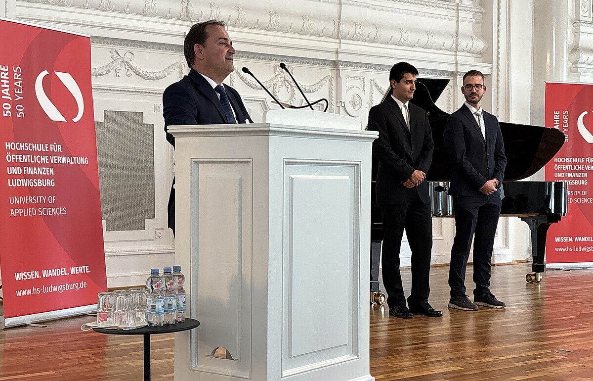 Professor Michael Grau hält ein Grußwort für den Verein der Freunde und zeichnet zwei Absolventen aus.