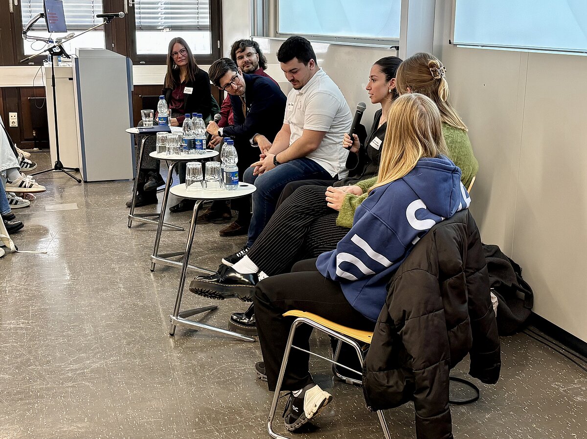 Sechs Studierende in einer Talkrunde beantworten Fragen zum Studium an der HVF am Studieninfotag.