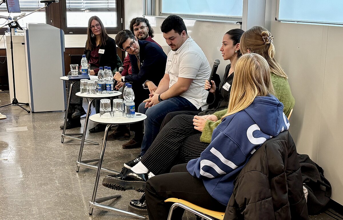 Sechs Studierende in einer Talkrunde beantworten Fragen zum Studium an der HVF am Studieninfotag.