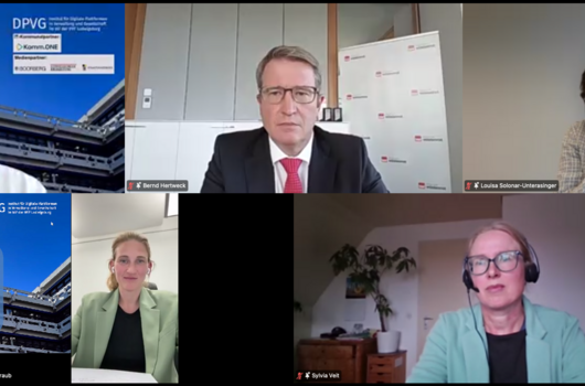 Diskussionsrunde bei den 7. Ludwigsburger Digitalisierungsgesprächen. Fünf Teilnehmende in einer Videokonferenz diskutieren.