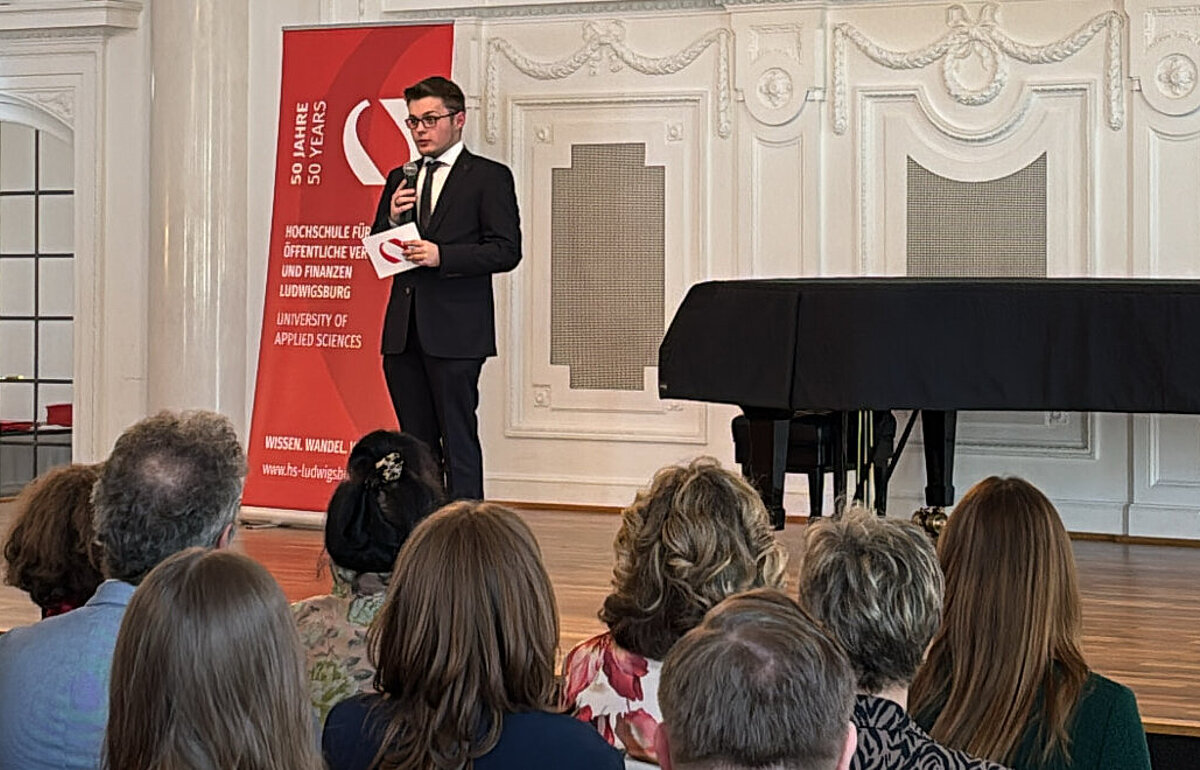 Moderator und Absolvent Nico Borutta bei der Bachelorfeier der Steuerverwaltung