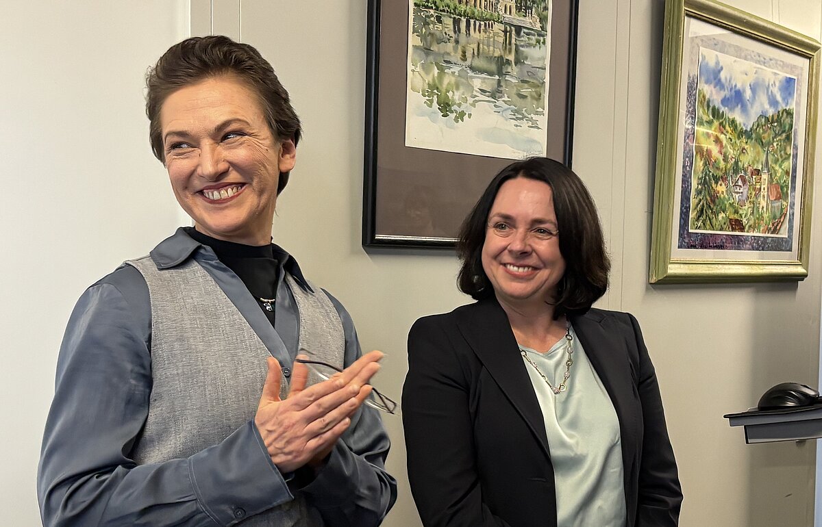 Foto von Dr. Julia Matveyeva und Prorektorin Prof. Dr. Annette Zimmermann-Kreher