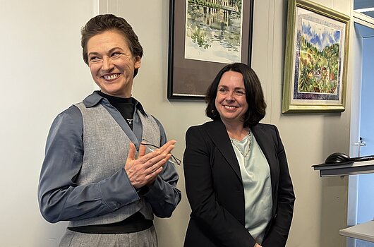 Foto von Dr. Julia Matveyeva und Prorektorin Prof. Dr. Annette Zimmermann-Kreher