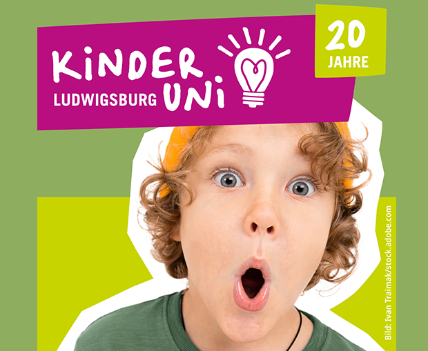 Ein Kind öffnet staunend den Mund während einer Vorlesung an der Kinderuni Ludwigsburg.