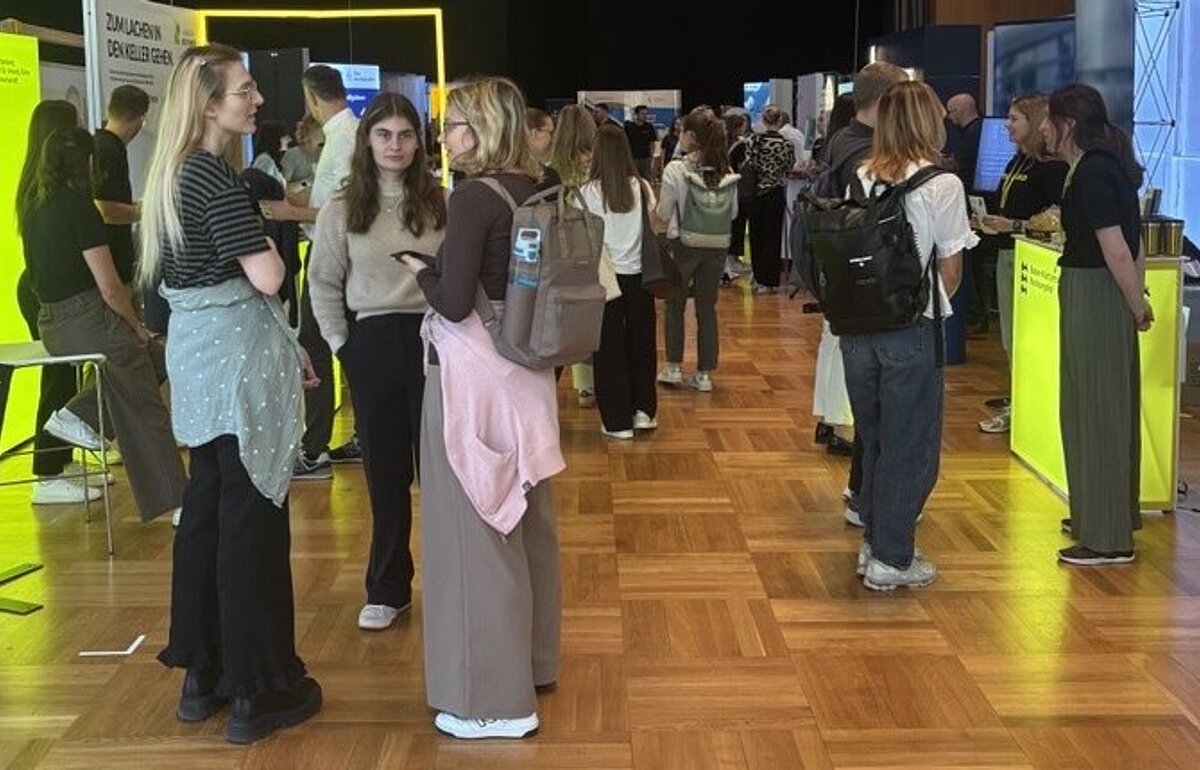 Besucherinnen und Besucher der Karrieremesse