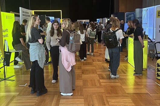 Besucherinnen und Besucher der Karrieremesse