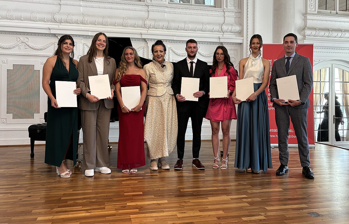 Breda Nußbaum (Mitte) vergibt den Preis für besonderes Engagement an sieben PFM- und Steuerverwaltungs-Absolvent:innen.