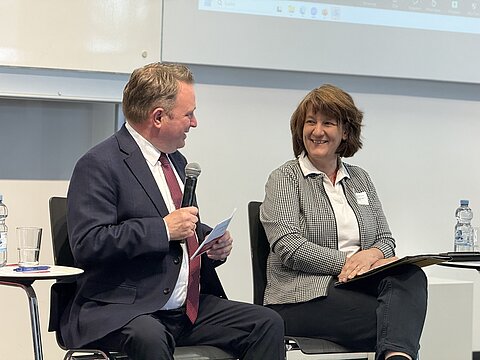 Arne  Pautsch und Gisela Splett diskutieren auf dem Podium der Fachtagung.