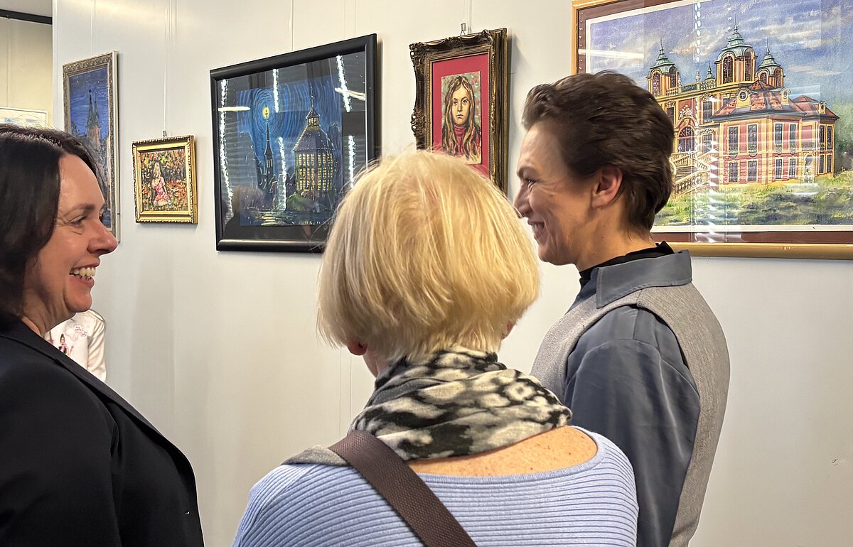 Dr. Julia Matveyeva und Prorektorin Prof. Dr. Annette Zimmermann-Kreher im Gespräch