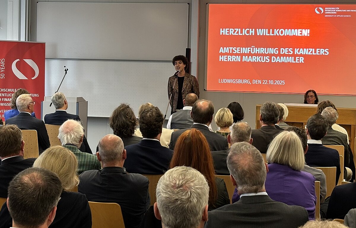 Musikalischer Beitrag der Akademie für Darstellende Kunst bei der Amtseinführung von Kanzler Markus Dammler vor Publikum an der HVF.