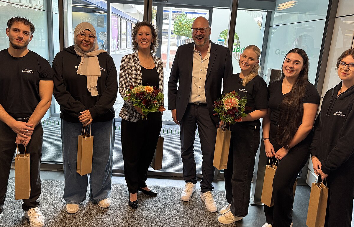 StuRa-Team der HVF Ludwigsburg, Organisator und Rektorin nach dem Sektempfang.