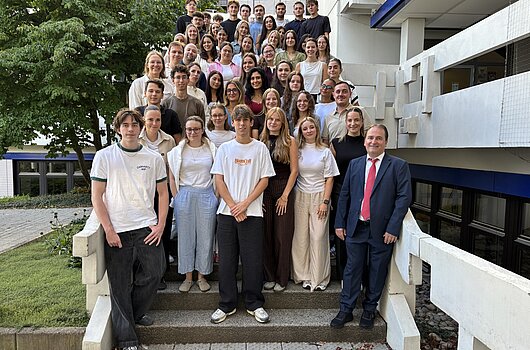 Gruppenbild von Prof. Grau mit Erstsemestern