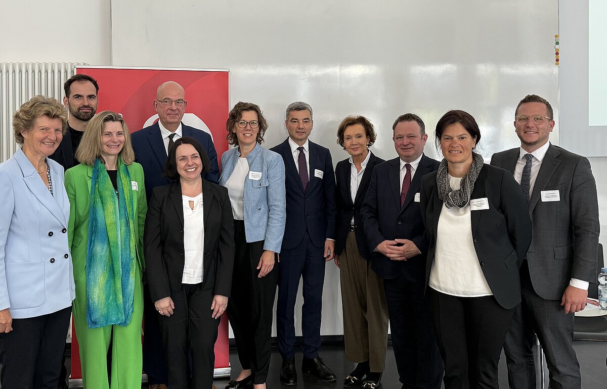 Die Referenten der Fachtagung zum Bürokratieabbau posieren für ein Gruppenfoto.