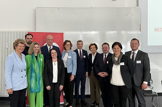 Gruppenfoto der Referenten der Fachtagung Bürokratieabbau Die Referenten der Fachtagung zum Bürokratieabbau posieren für ein Gruppenfoto.