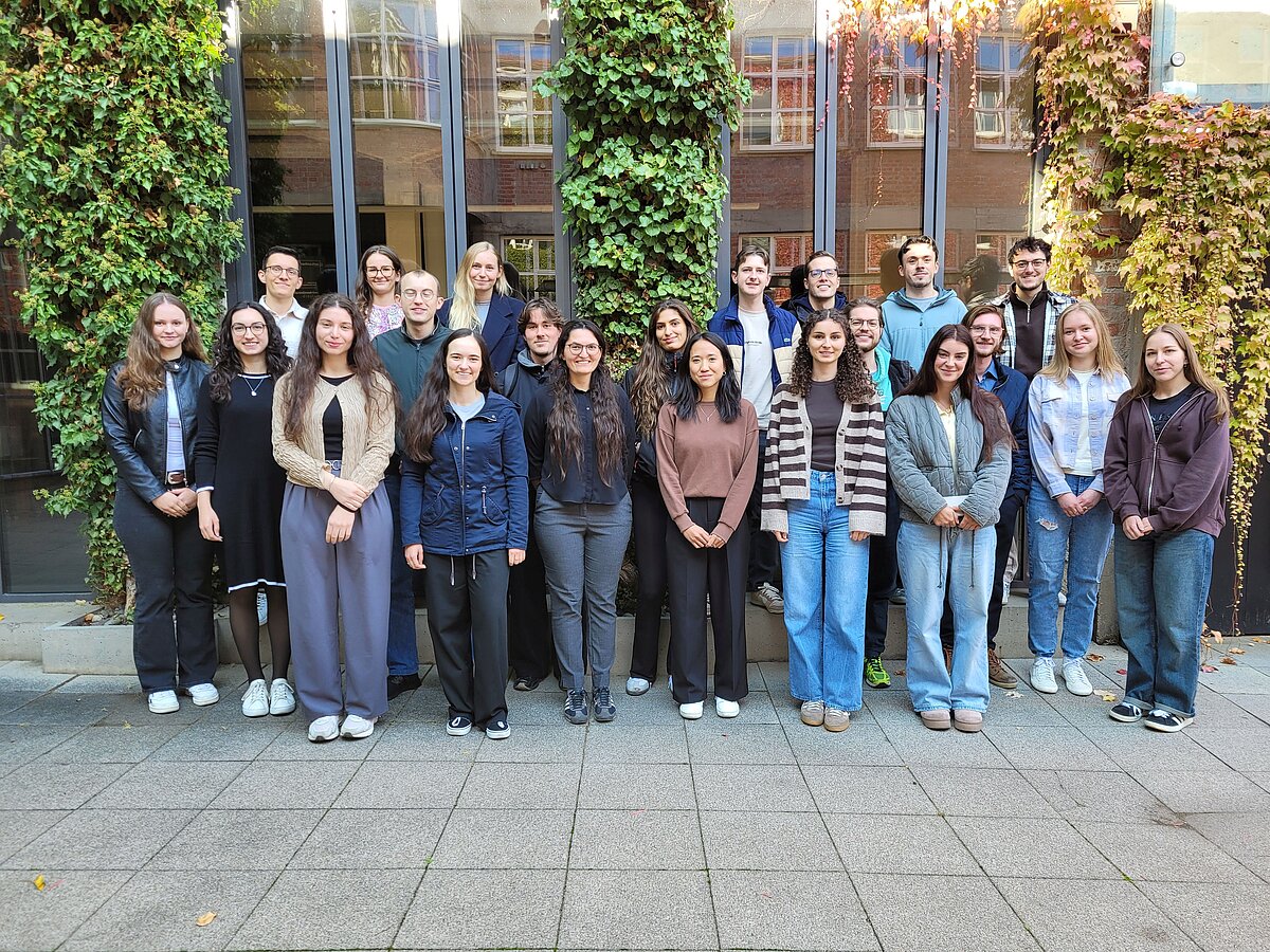Gruppenfoto der Erstsemester des Masters Europäisches Verwaltungsmanagement vor einem Gebäude, das mit Efeu bewachsen ist.