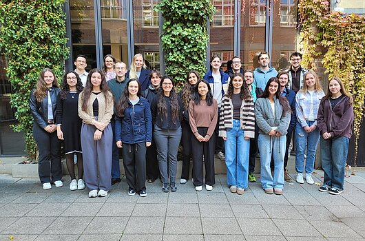 Gruppenfoto der Erstsemester des Masters Europäisches Verwaltungsmanagement vor einem Gebäude, das mit Efeu bewachsen ist.