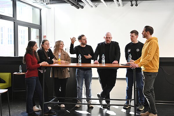 Prof. Dr. Alois Paulin diskutiert mit Alumni