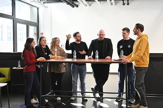 Prof. Dr. Alois Paulin diskutiert mit Alumni