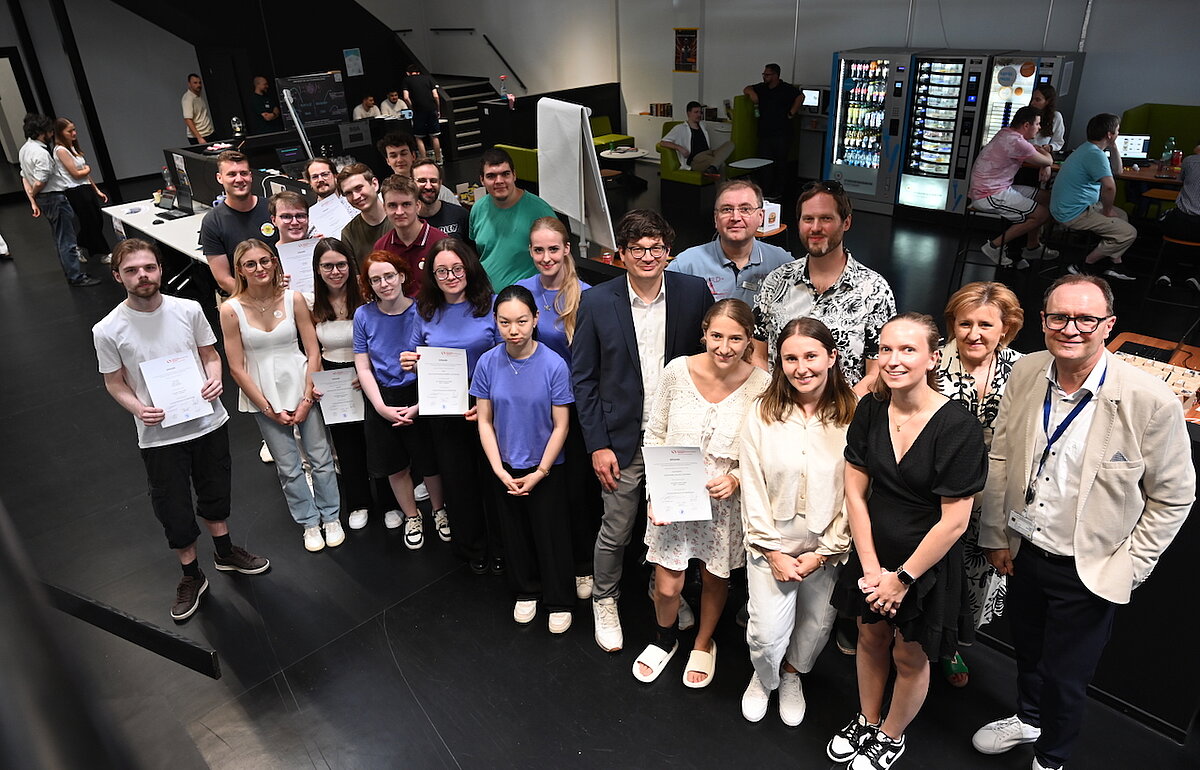 Gruppenbild der DVM-Studierenden mit der Jury