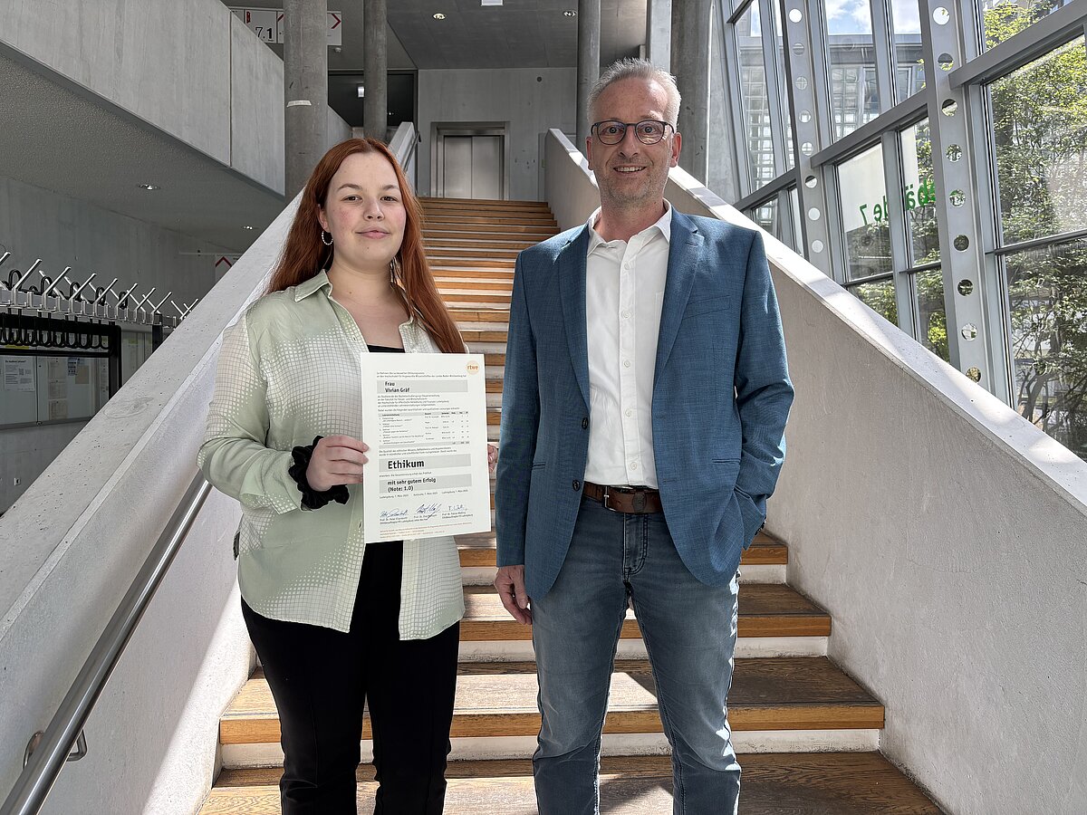 Steuerstudentin Vivian Gräf mit Bestnote im Ethikum geehrt Vivian Gräf wird für ihr herausragendes Ethikum von Prof. Dr. Peter Eisenbarth geehrt.