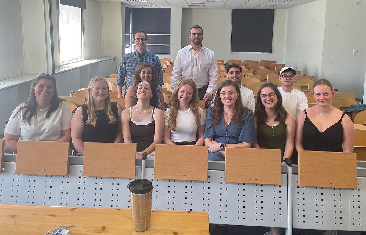 Gruppenfoto der Studierenden im Seminarraum