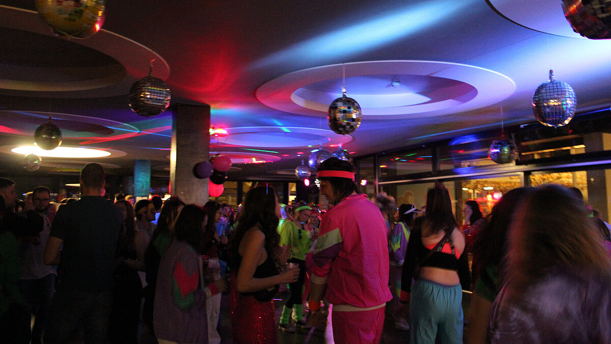Studierende Tanzen auf der Ersti-Party mit dem Motto "80er"